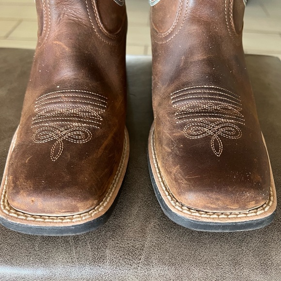 Ariat Brown Heeled Boots with Blue Stitching - Picture 4 of 9